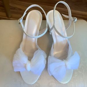 NWOT - White Bow Sandals